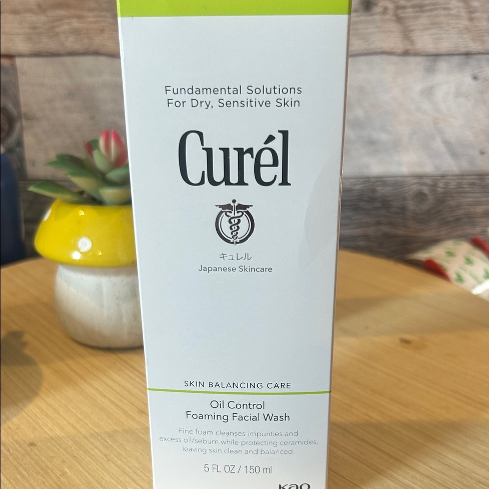 Oil Control Foaming Facial Wash - White and Green